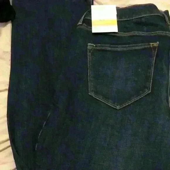 Old Navy Curvy Jeans - Picture 9 of 10